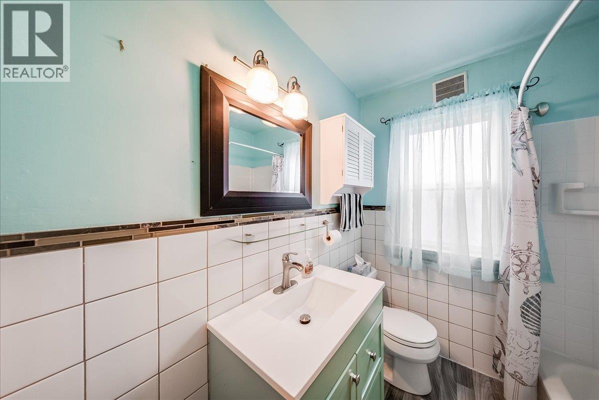 936 Thackeray Street, Warfield