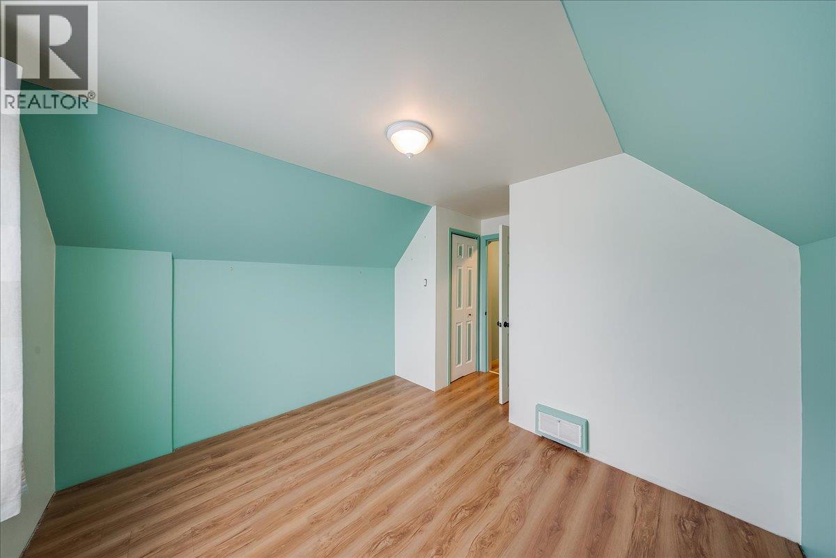 936 Thackeray Street, Warfield