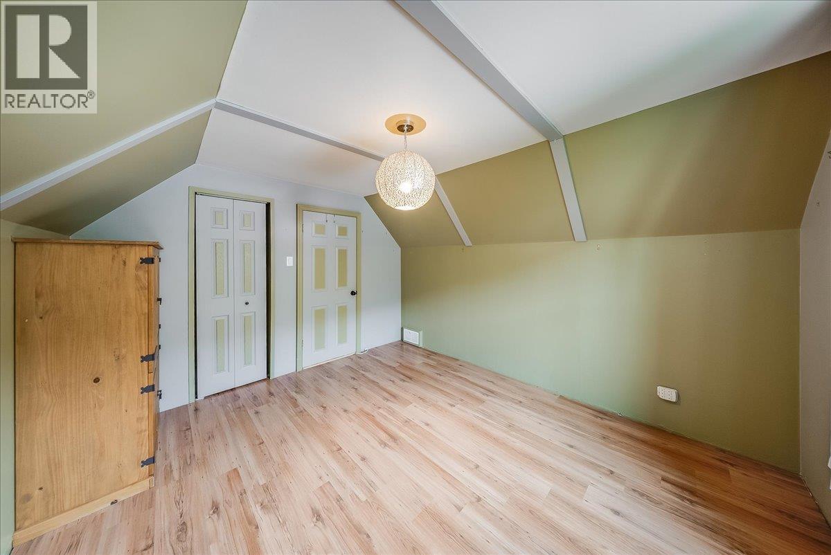 936 Thackeray Street, Warfield