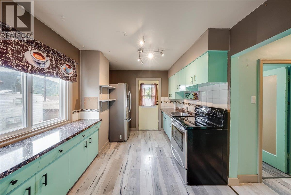 936 Thackeray Street, Warfield