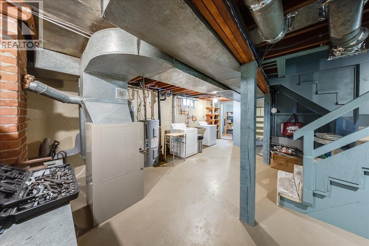 936 Thackeray Street, Warfield