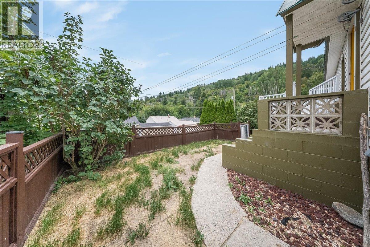 936 Thackeray Street, Warfield