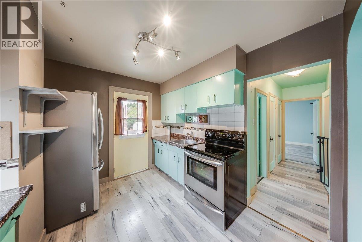 936 Thackeray Street, Warfield