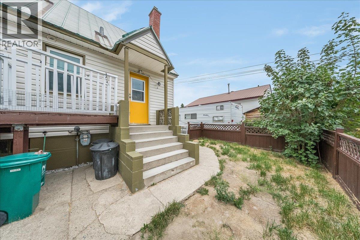 936 Thackeray Street, Warfield