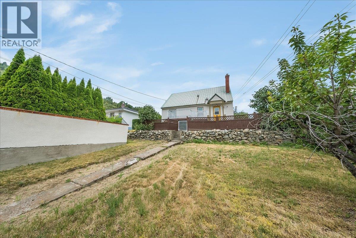 936 Thackeray Street, Warfield