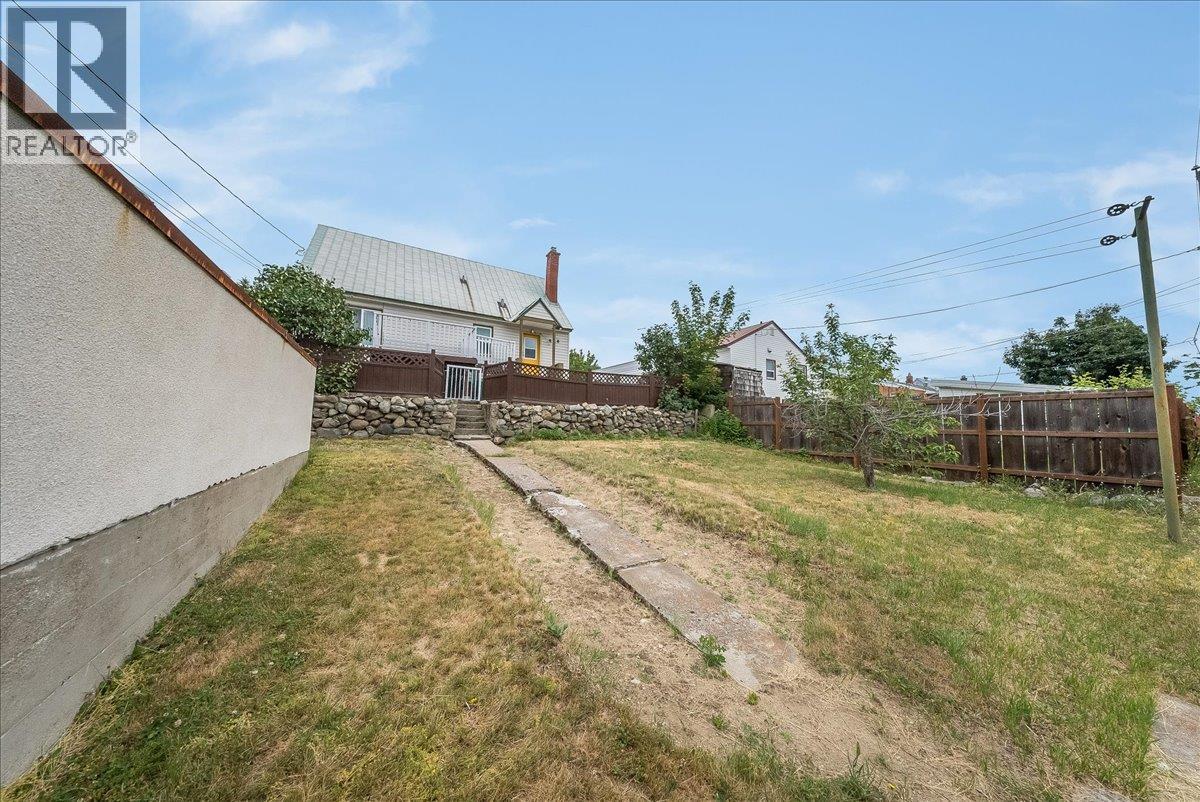 936 Thackeray Street, Warfield