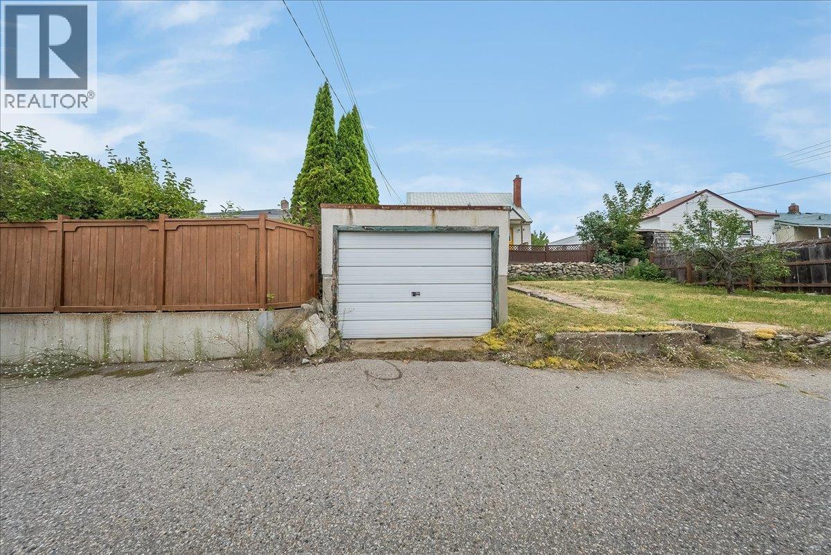 936 Thackeray Street, Warfield