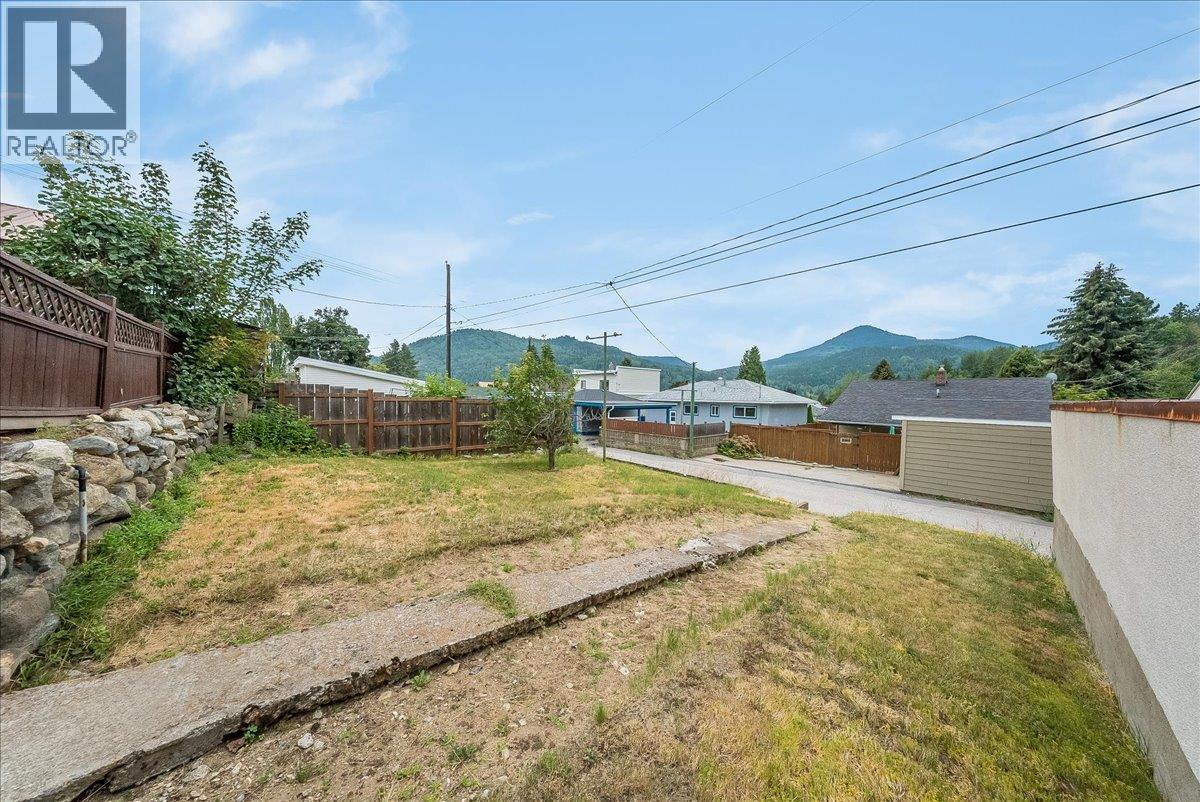 936 Thackeray Street, Warfield