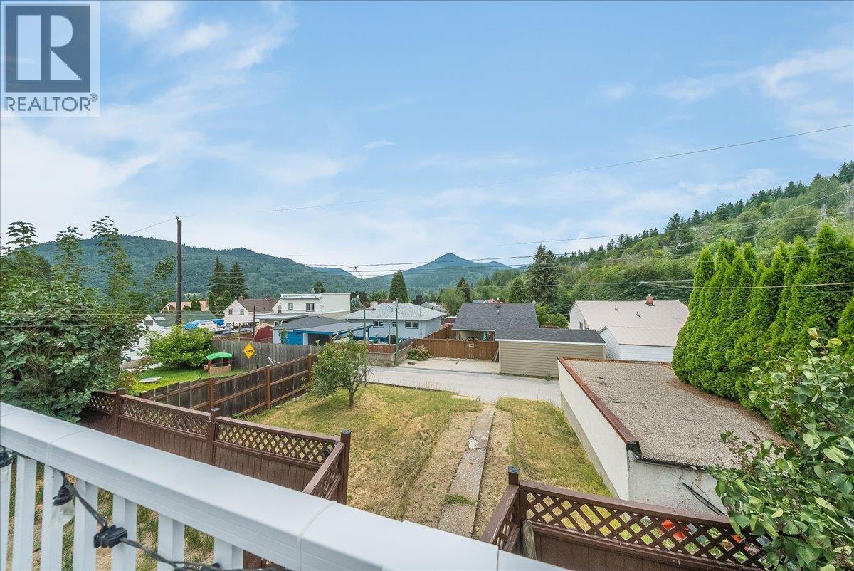 936 Thackeray Street, Warfield