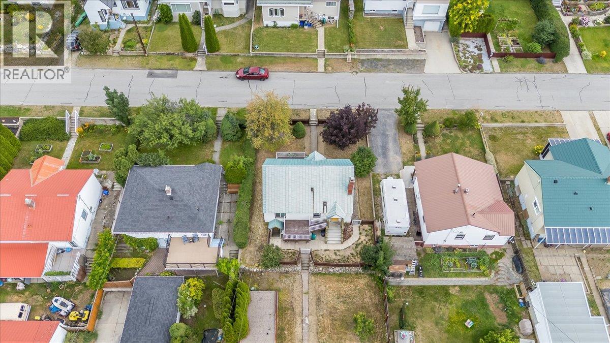 936 Thackeray Street, Warfield