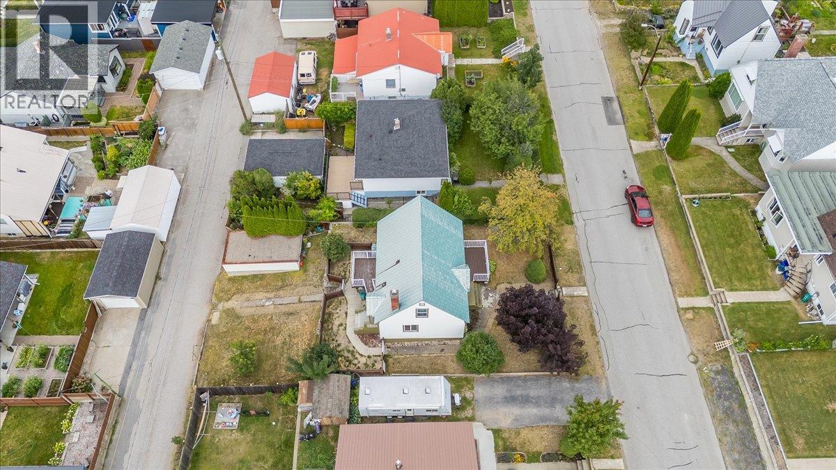 936 Thackeray Street, Warfield