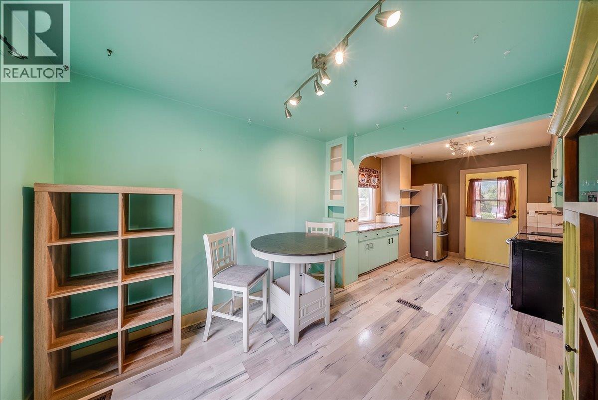 936 Thackeray Street, Warfield