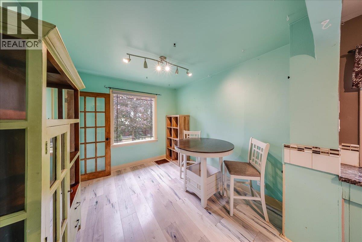 936 Thackeray Street, Warfield