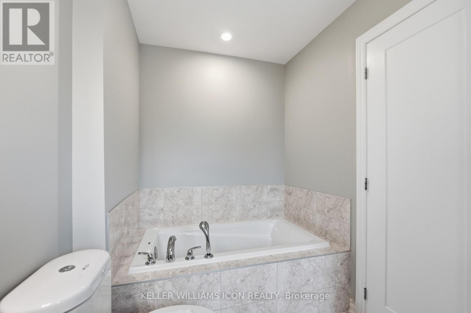 948 KILBIRNIE DRIVE - 23