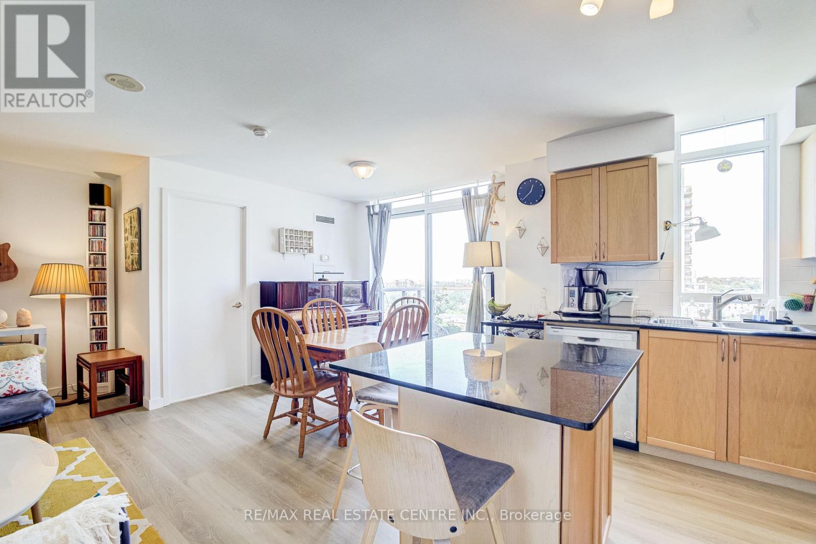 #1409 816 LANSDOWNE AVENUE - 22