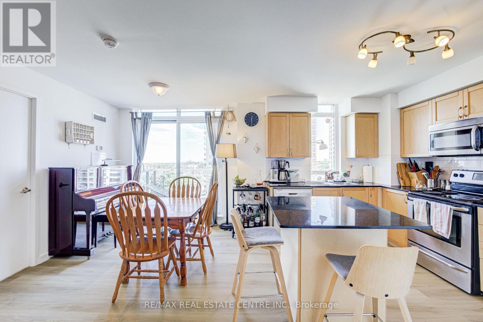 #1409 816 LANSDOWNE AVENUE - 13