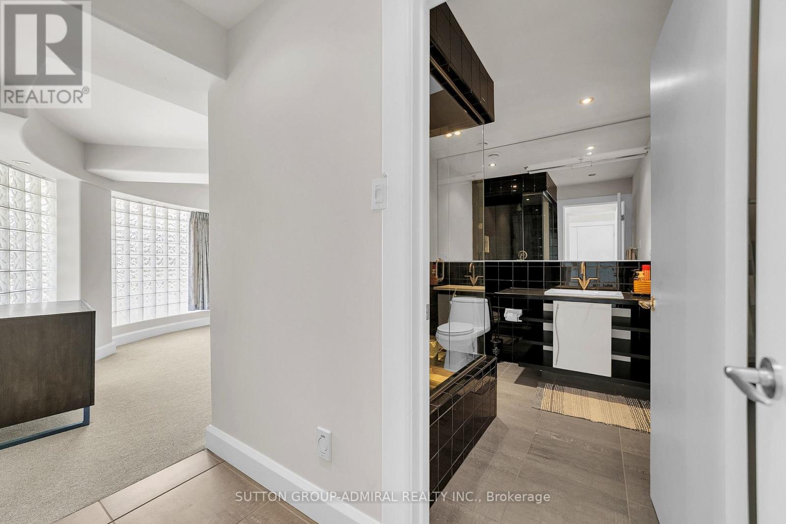 10 BECK BOULEVARD - Image 32
