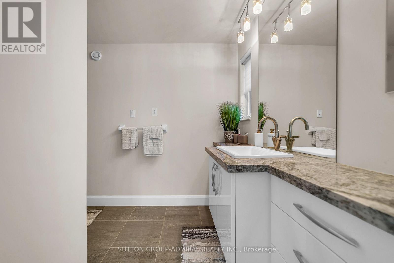 10 BECK BOULEVARD - Image 36