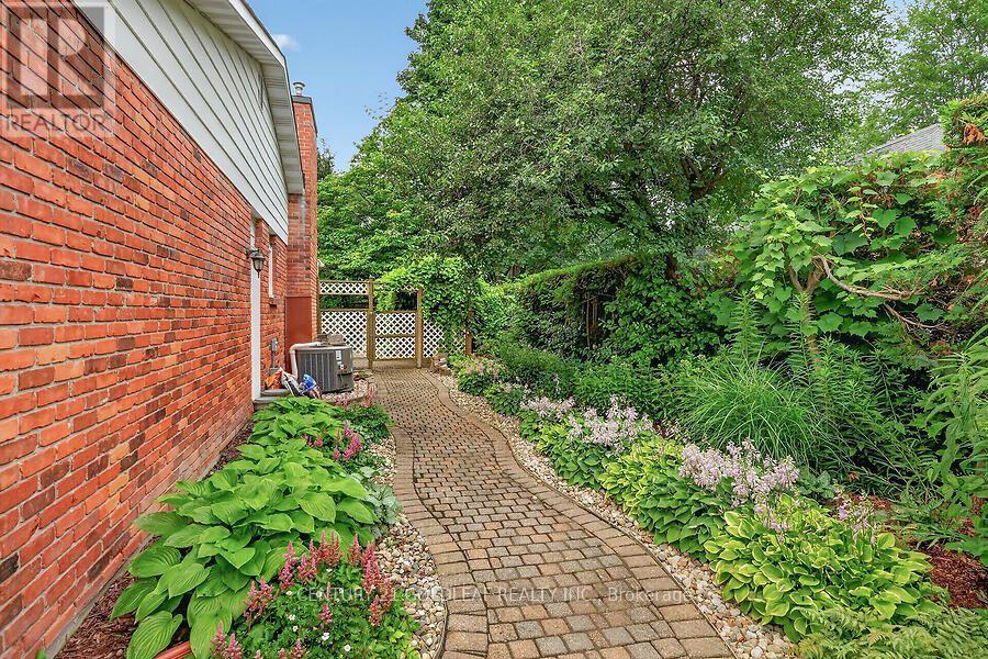 2011 HOLLYBROOK CRESCENT - 44