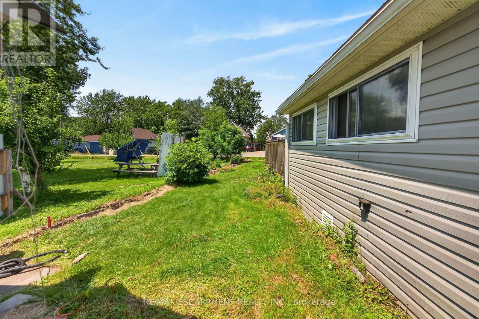 19 BARBARA DRIVE - 32