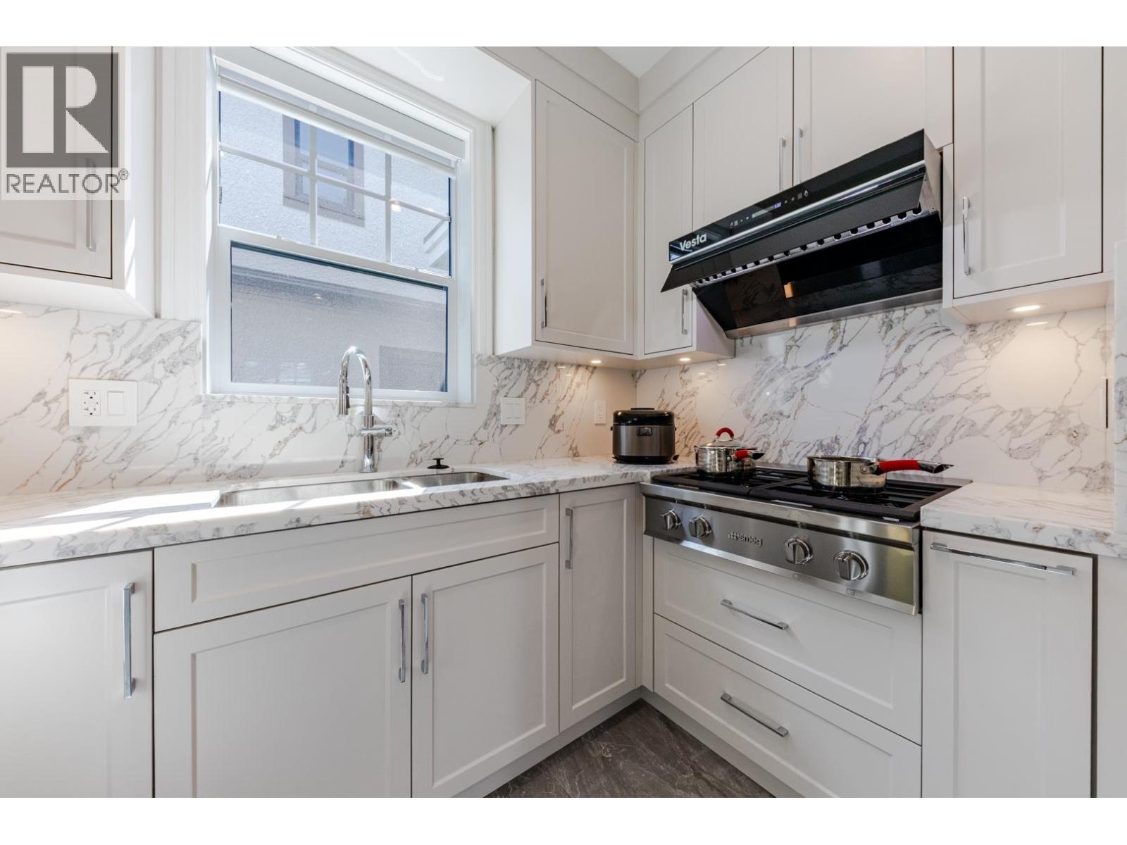 7 Bed, 6 Bath House for Sale in Vancouver – 3559 E 48TH AVENUE, Vancouver – MLS# R3146895 - Image 6