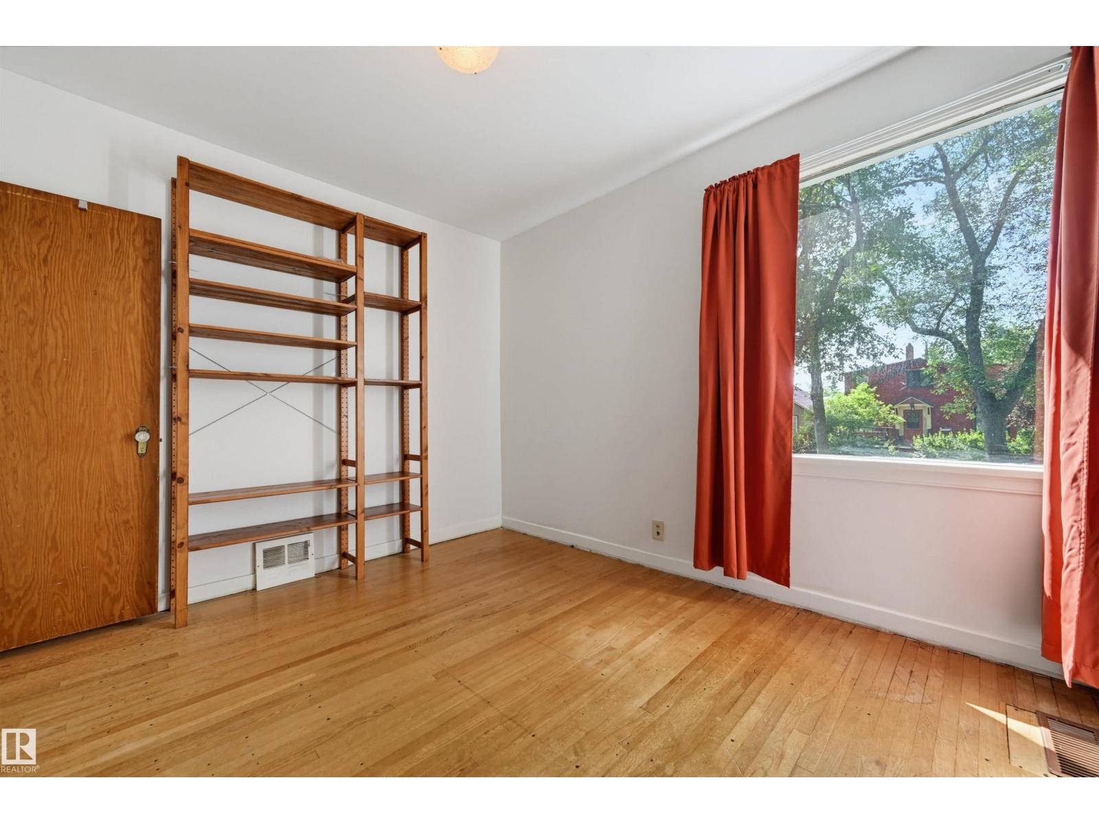 9728 89 AV NW - 16