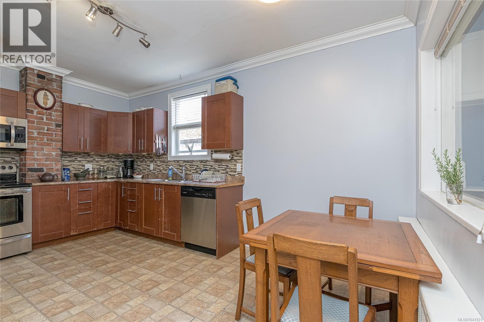 627 Kennedy St - 7