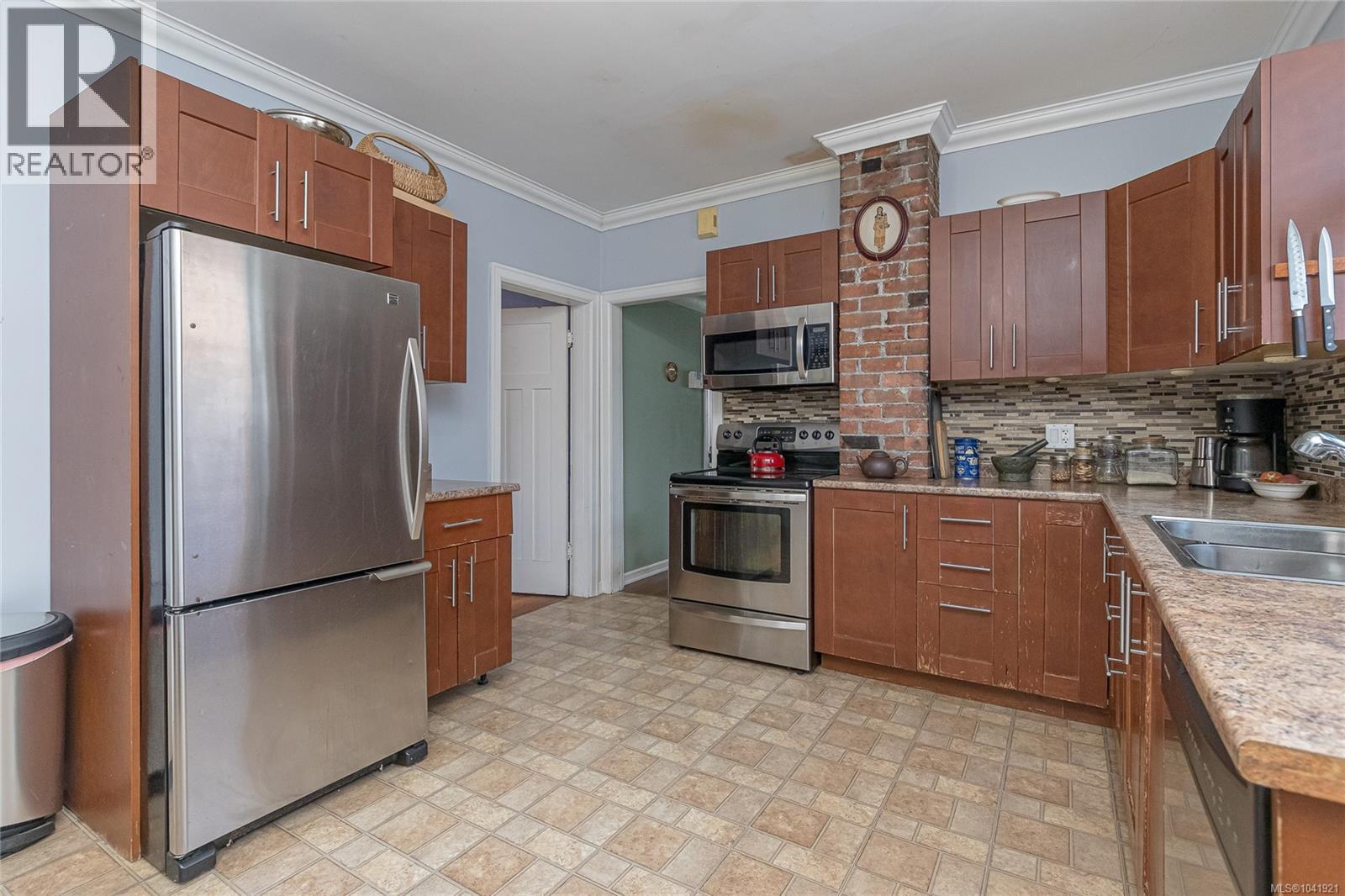 627 Kennedy St - 8