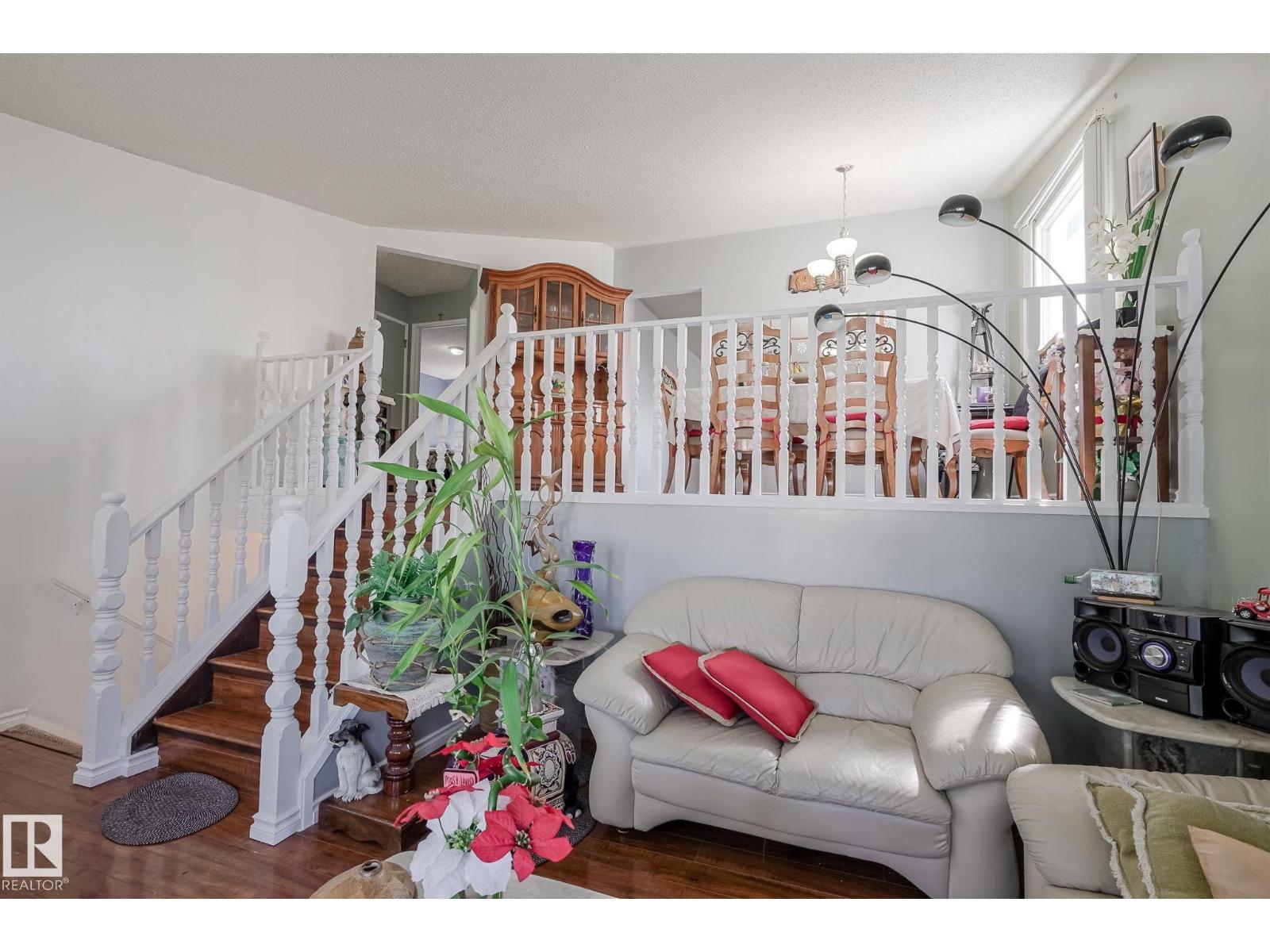 7011 190 ST NW - 11