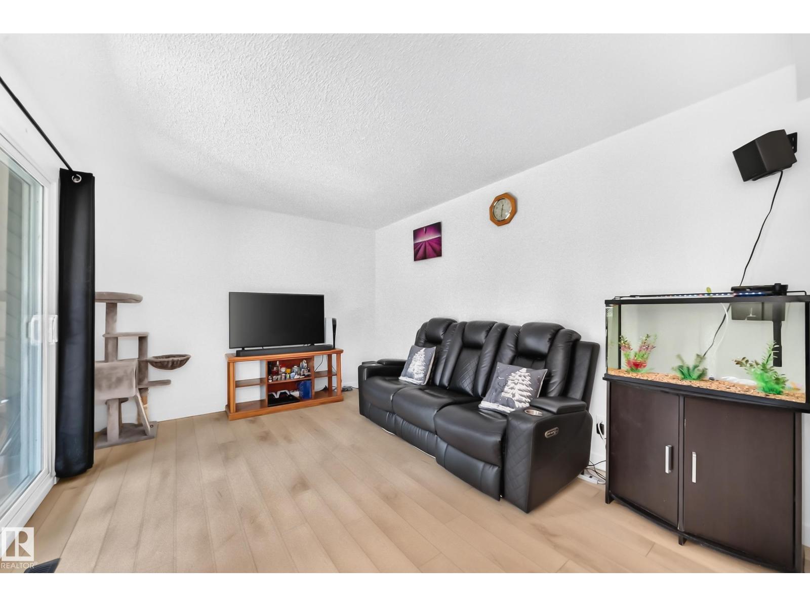 8033 27 AV NW - 14
