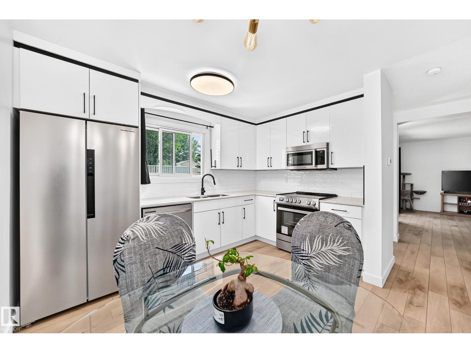 8033 27 AV NW - 18