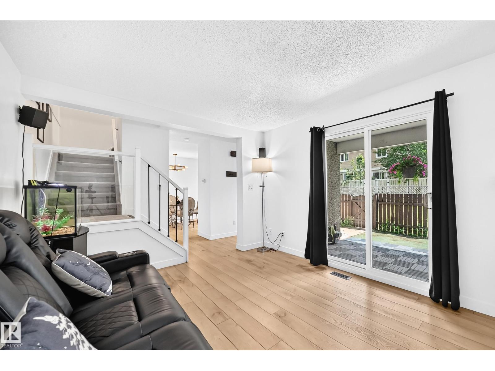 8033 27 AV NW - 9