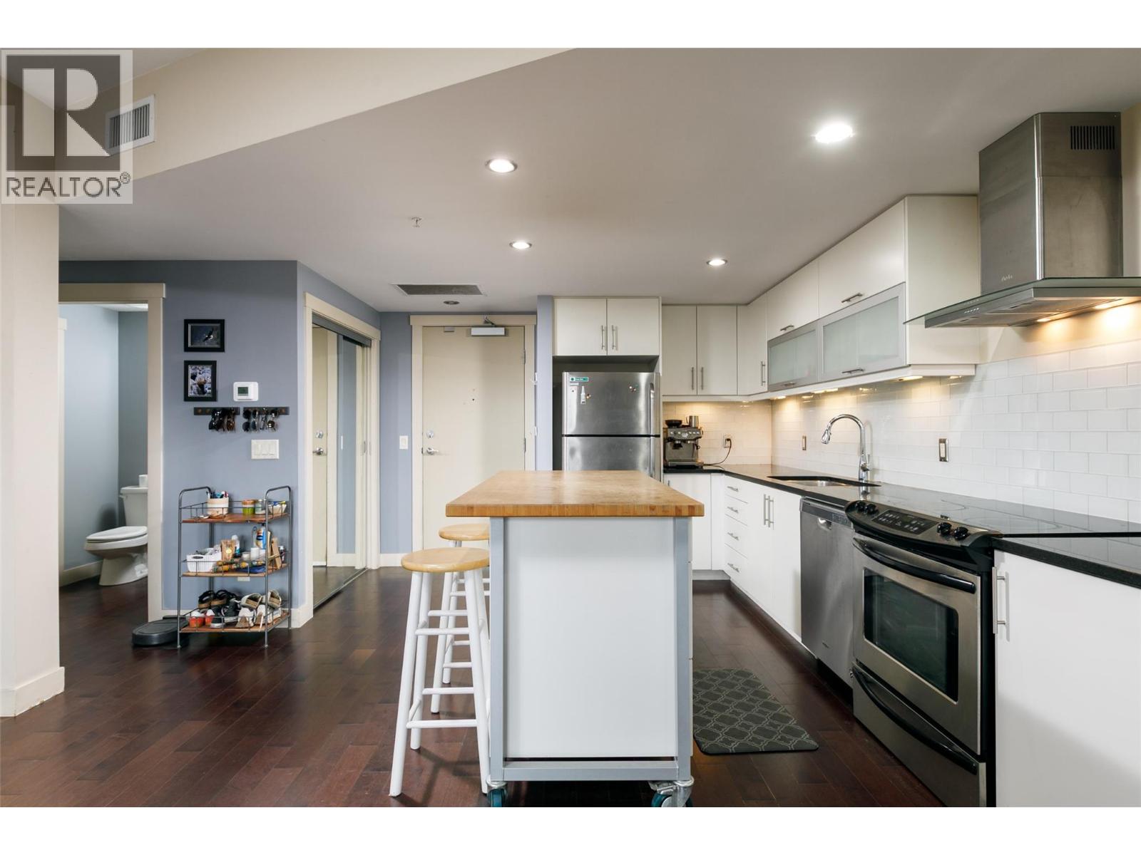 #203 700 Martin Avenue - 3