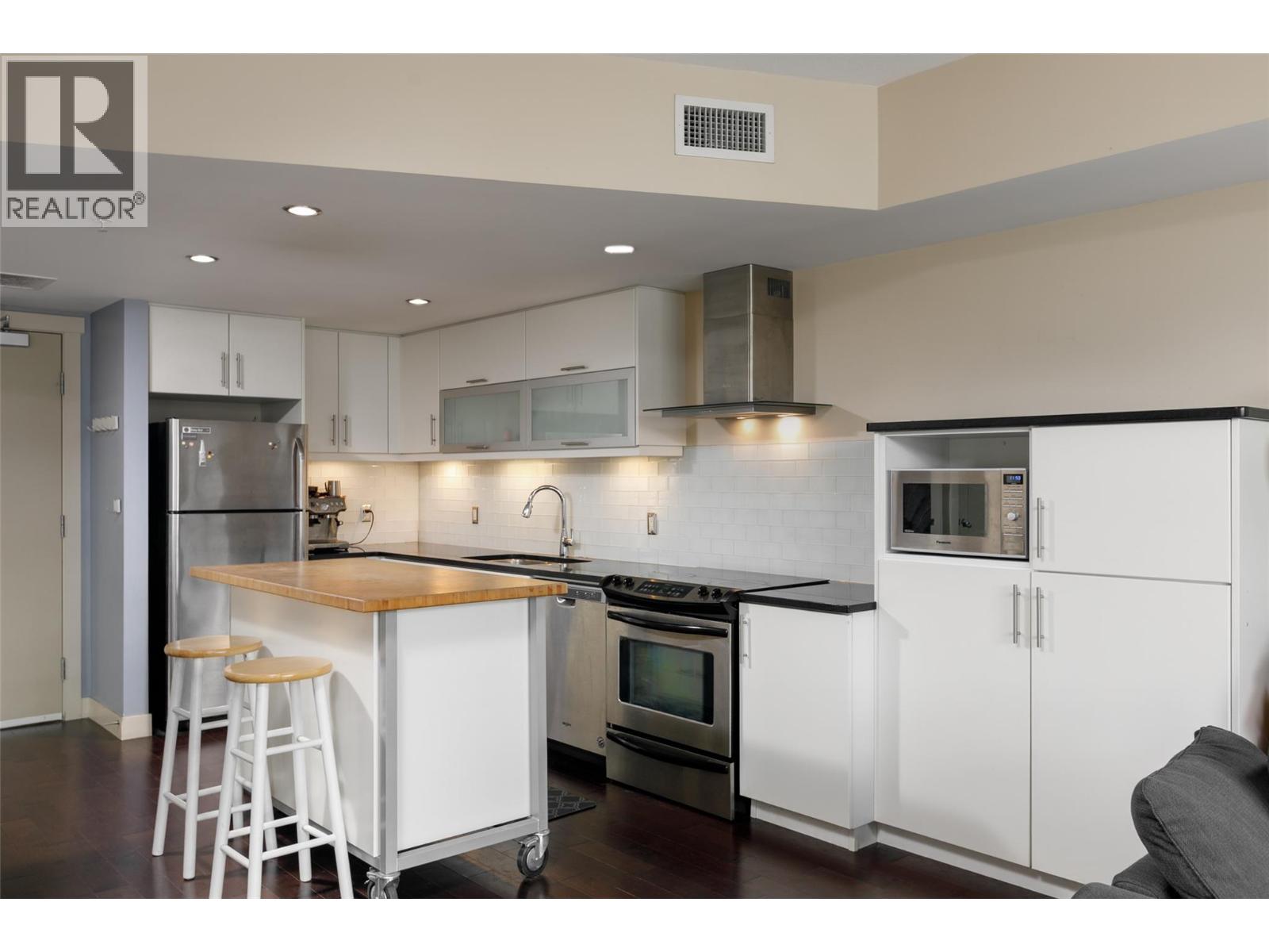 #203 700 Martin Avenue - 4
