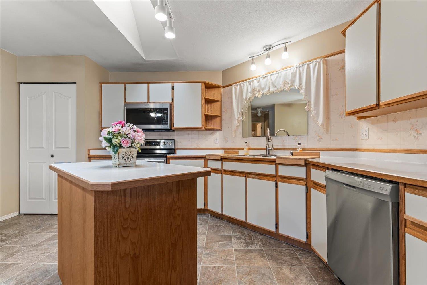 306 45660 KNIGHT ROAD, Sardis West Vedder, Chilliwack