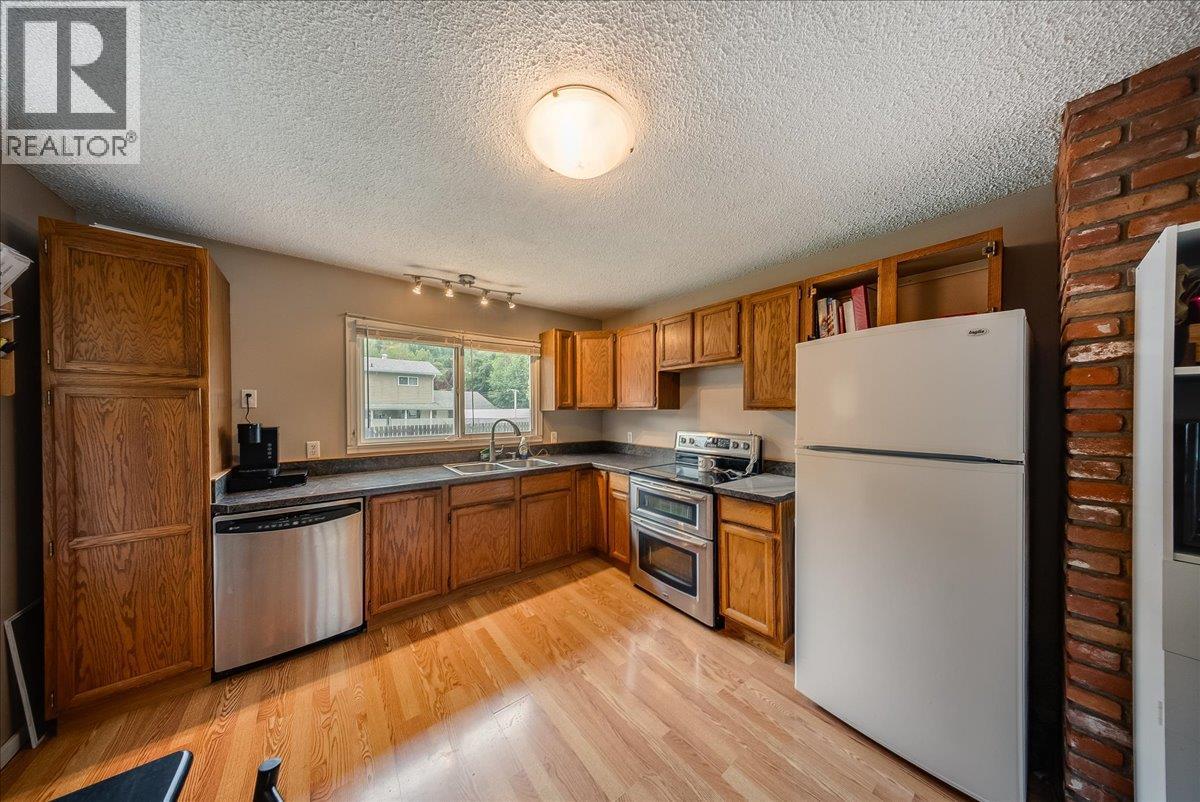 890 9TH Avenue - 9