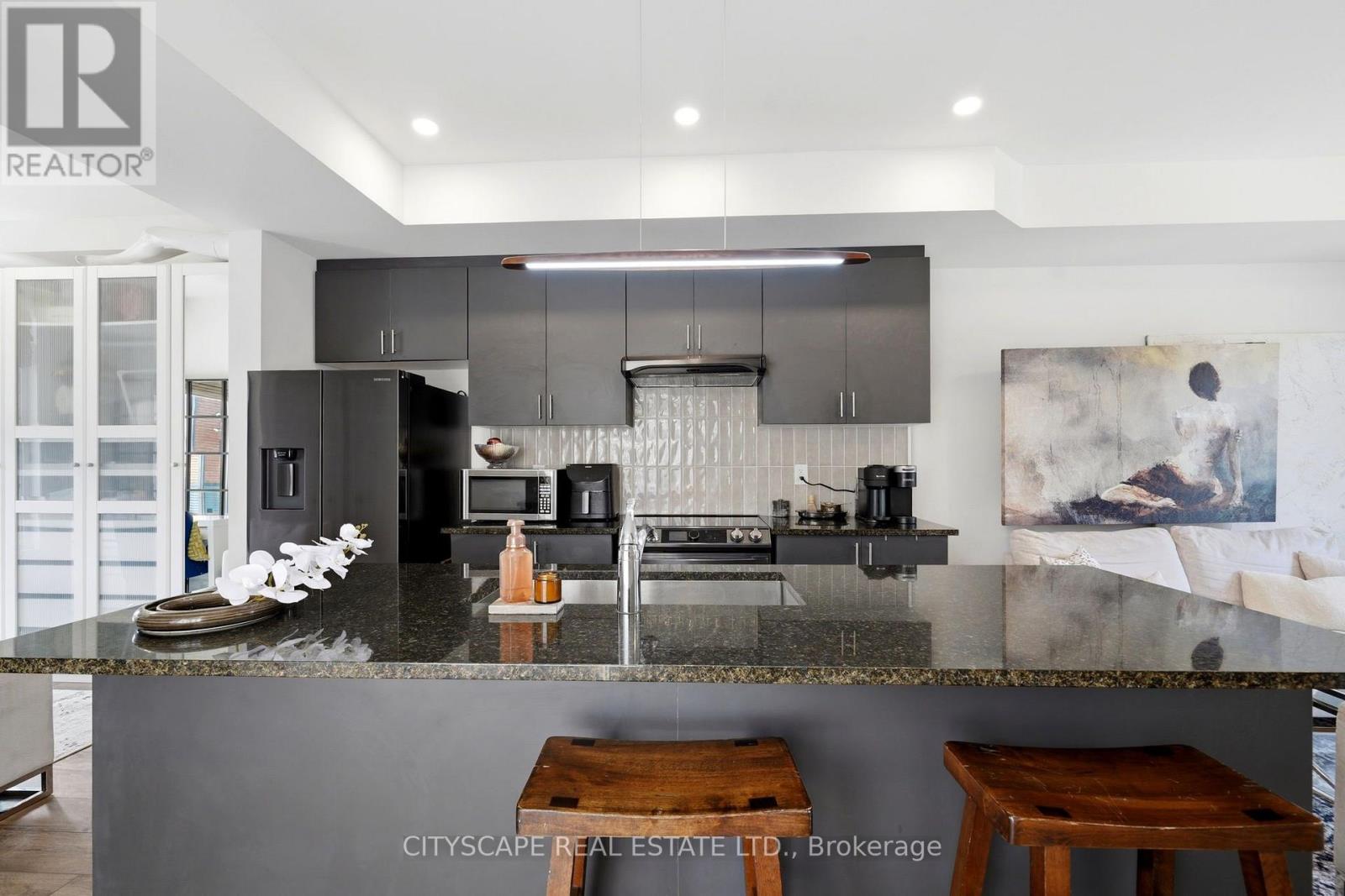#28 2 WILLOW STREET - Image 13