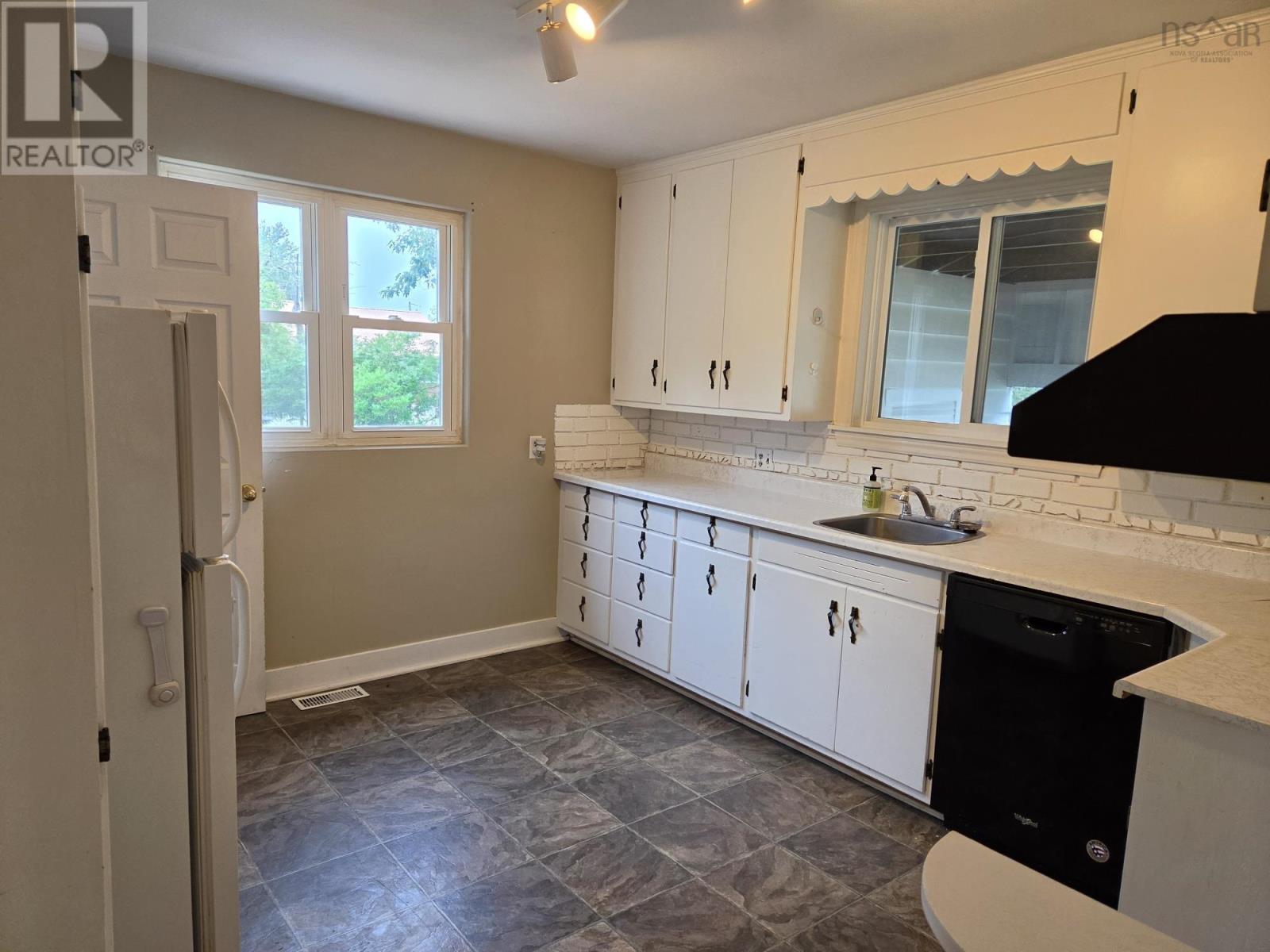 95 Higgins St - 3