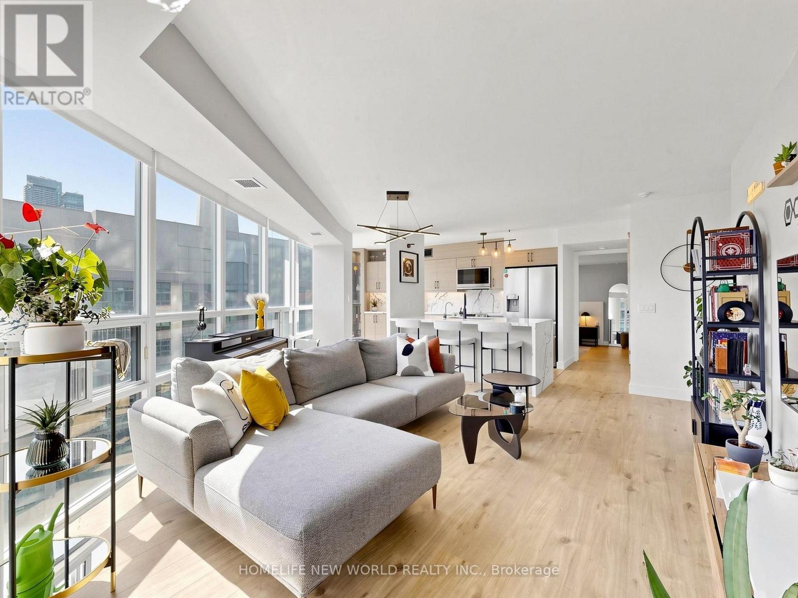 #1911 30 GRAND TRUNK CRESCENT - 2
