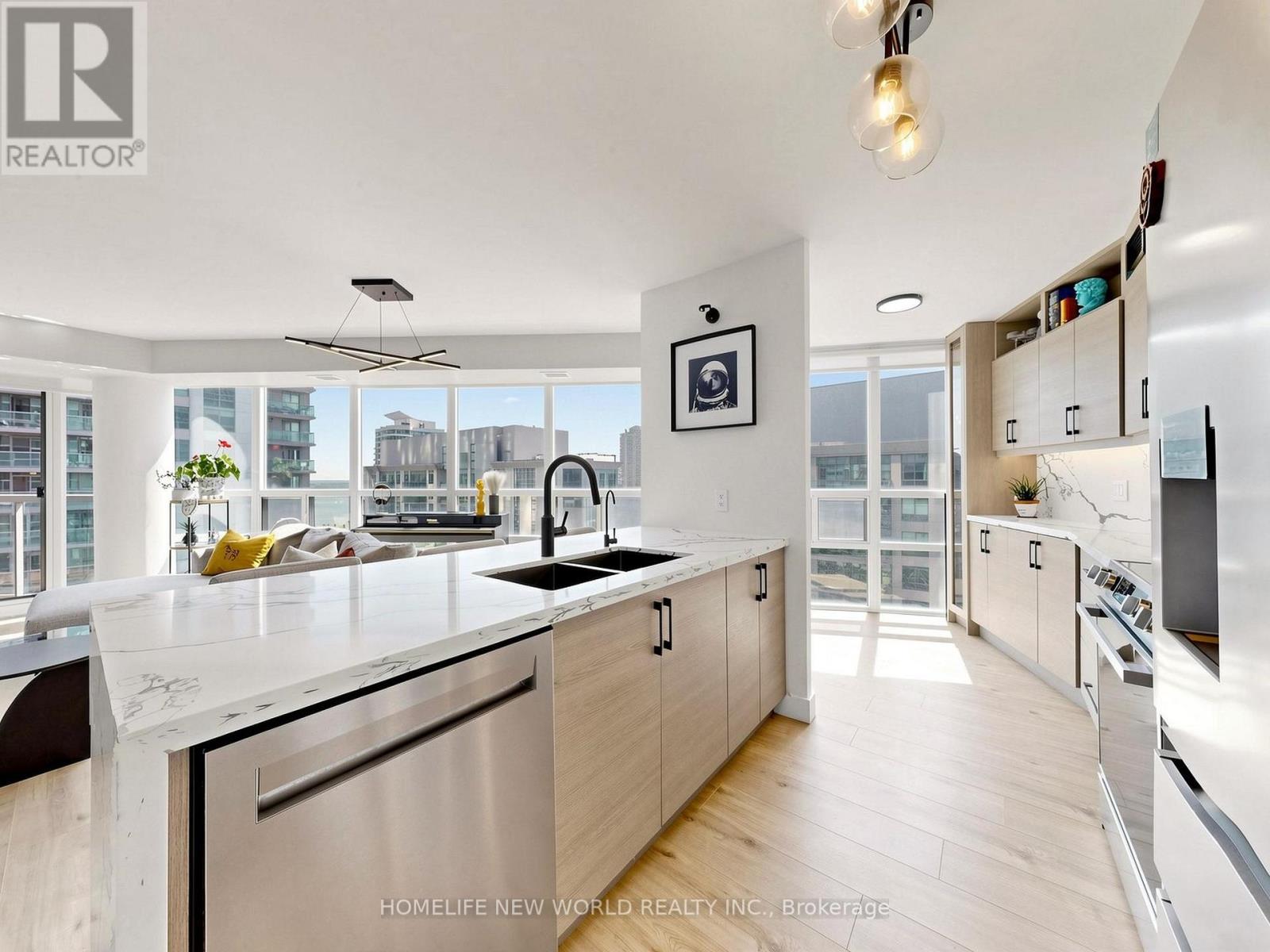 #1911 30 GRAND TRUNK CRESCENT - 3