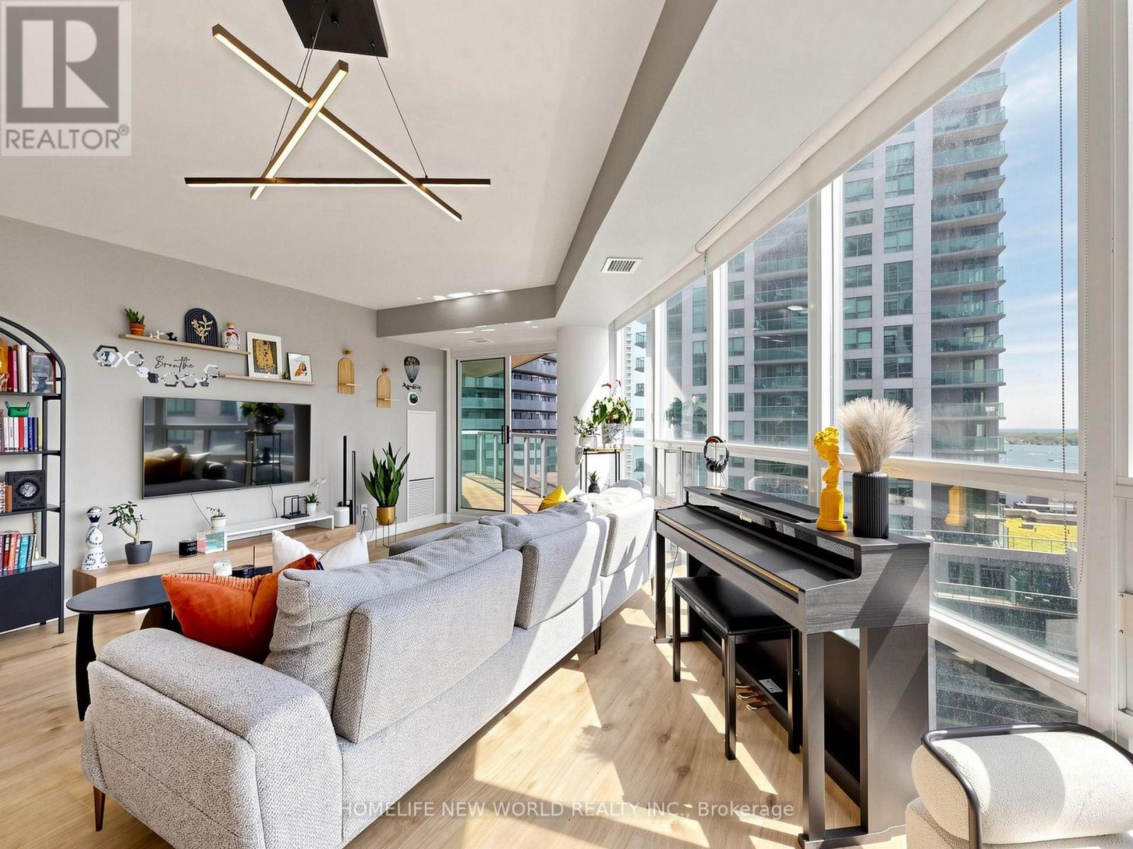 #1911 30 GRAND TRUNK CRESCENT - 7