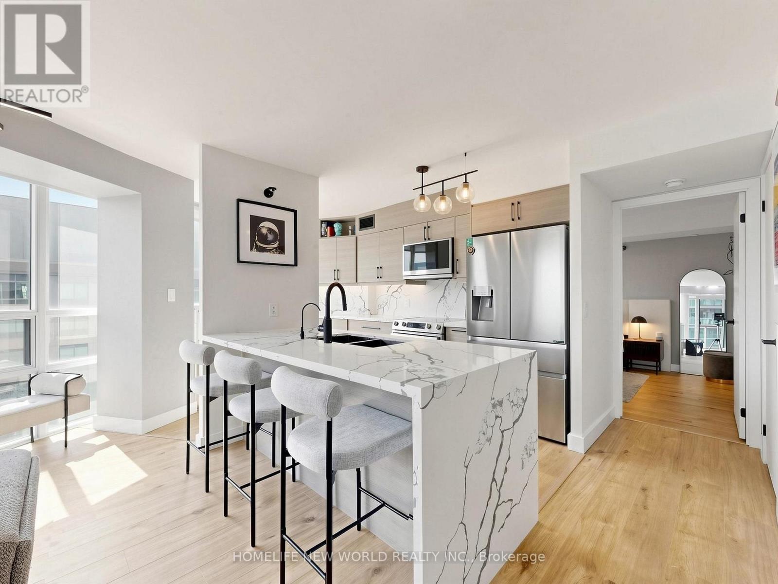#1911 30 GRAND TRUNK CRESCENT - 8