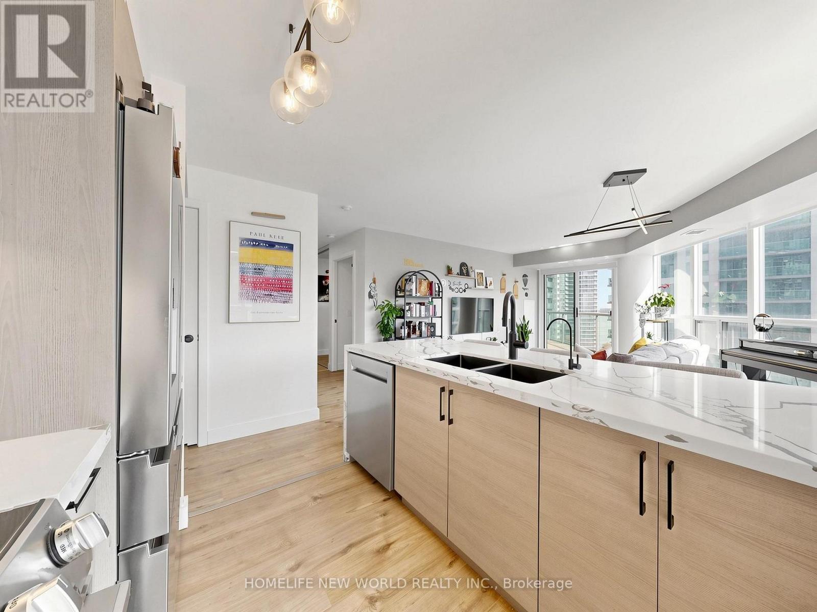 #1911 30 GRAND TRUNK CRESCENT - 9