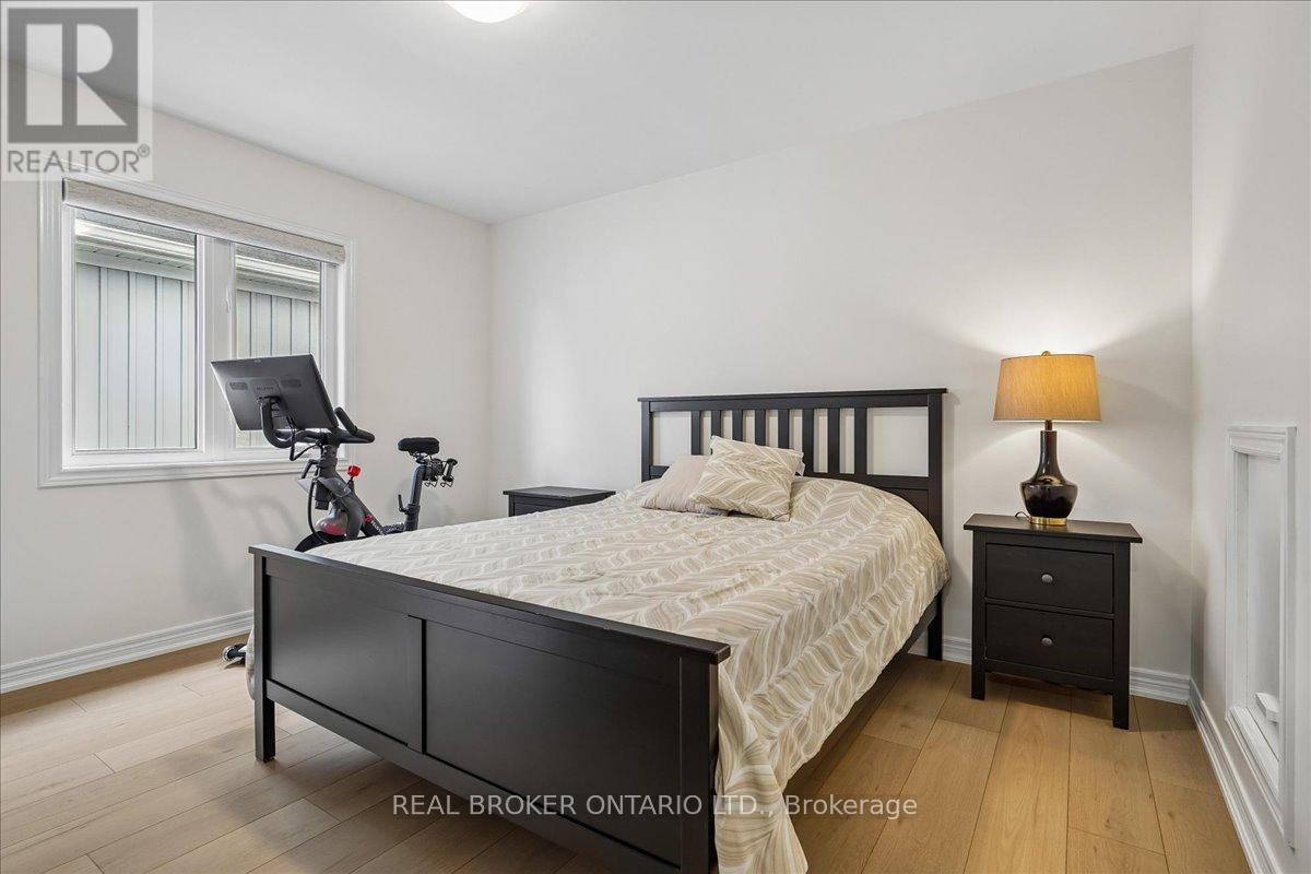 90 ERSKINE DRIVE - 19