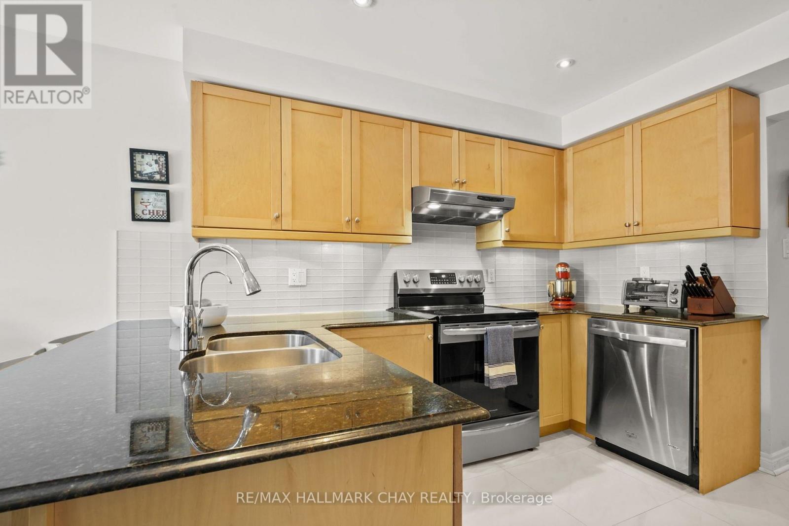 110 HENDERSON CRESCENT - 21