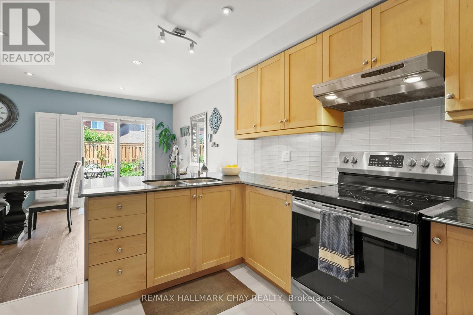 110 HENDERSON CRESCENT - 22