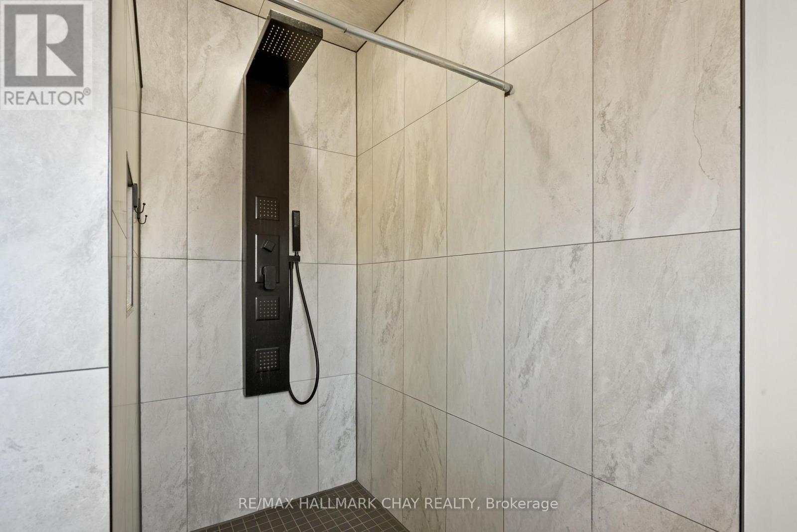 110 HENDERSON CRESCENT - 29