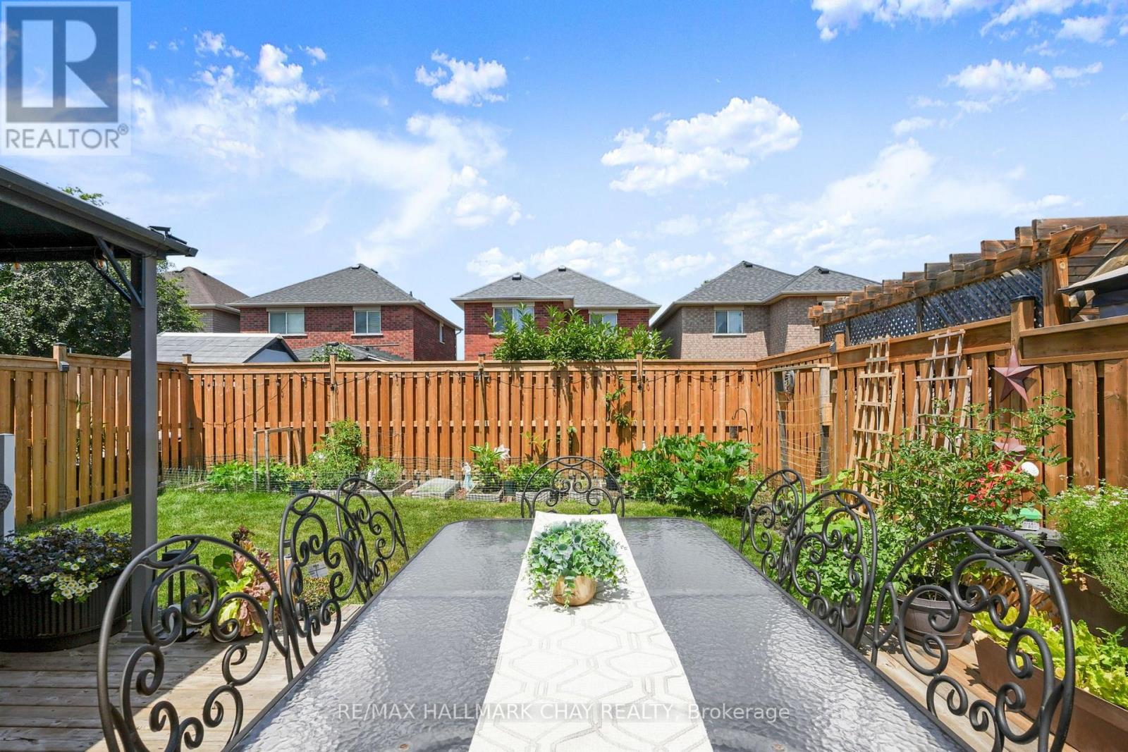 110 HENDERSON CRESCENT - 38