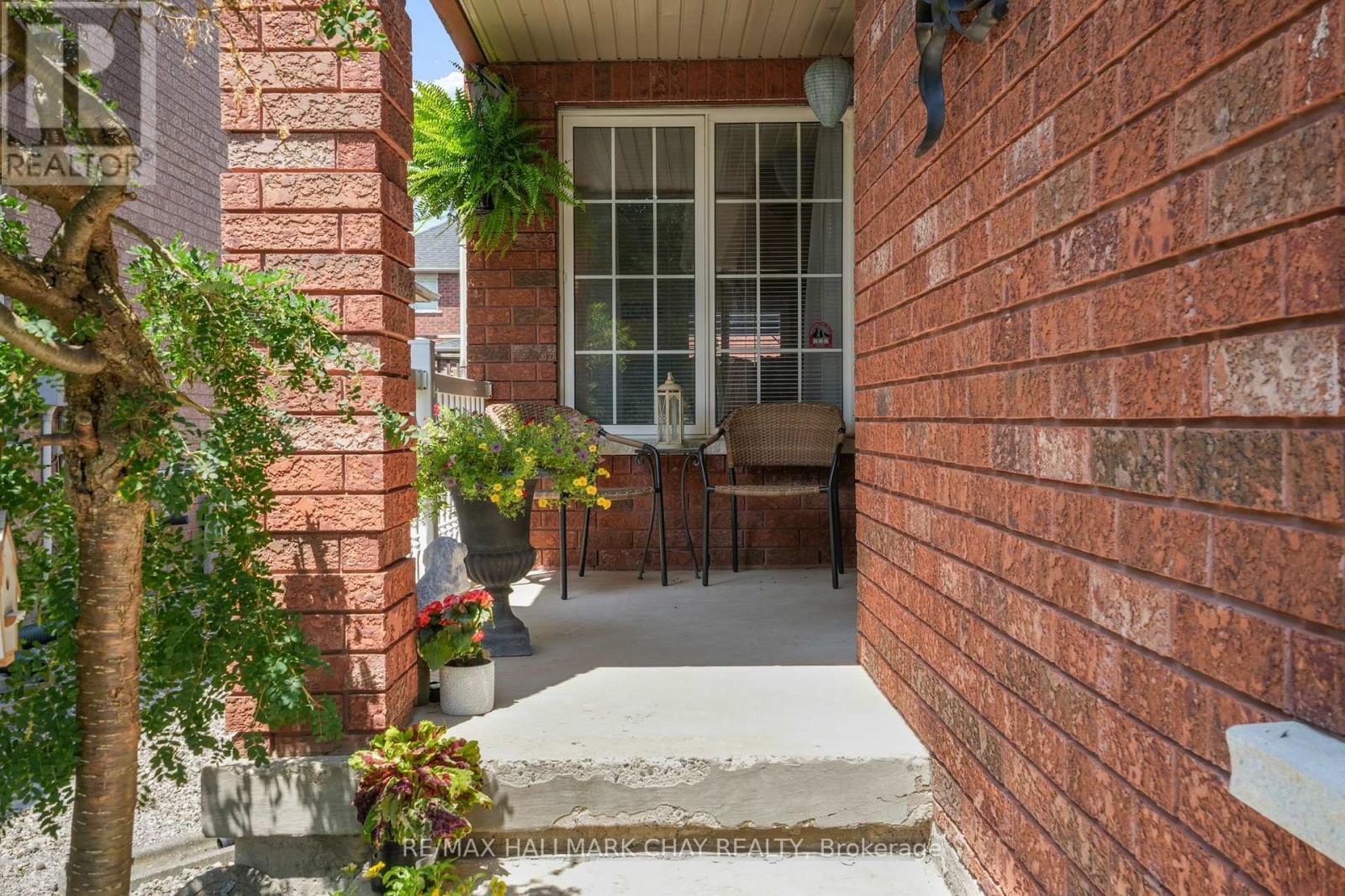 110 HENDERSON CRESCENT - 4