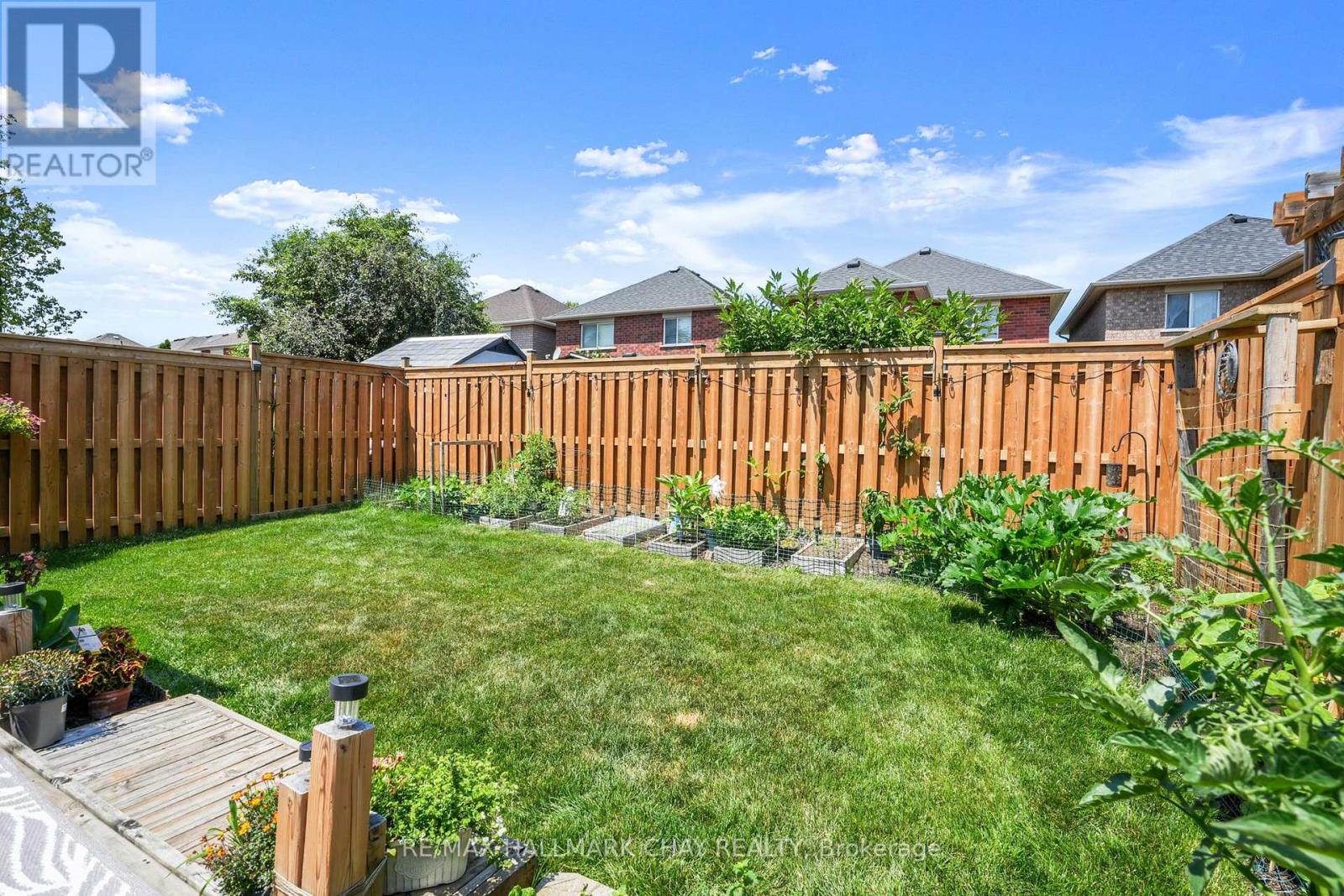 110 HENDERSON CRESCENT - 44